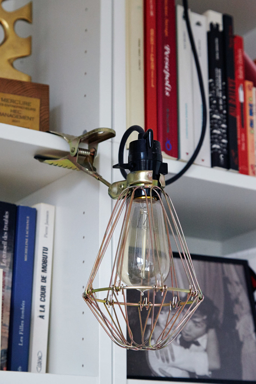 La lampe baladeuse accrochée sur la bibliothèque