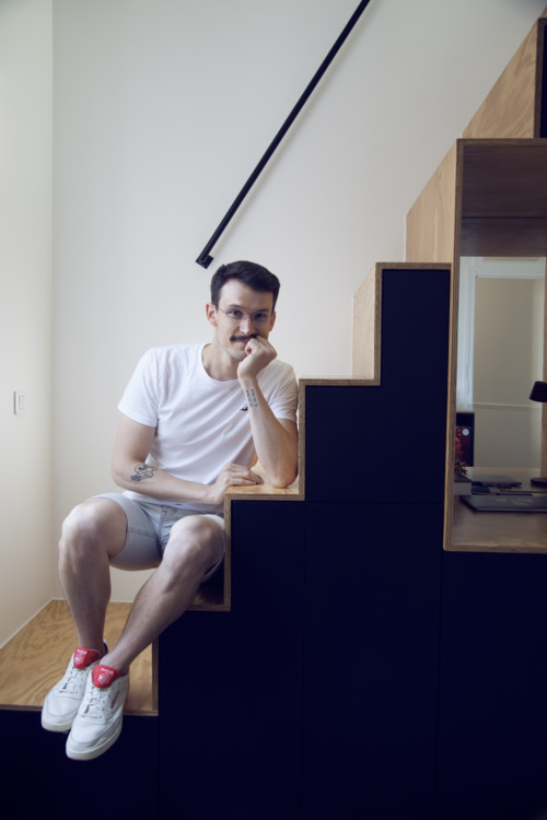 le portrait du proprietaire assis sur un escalier