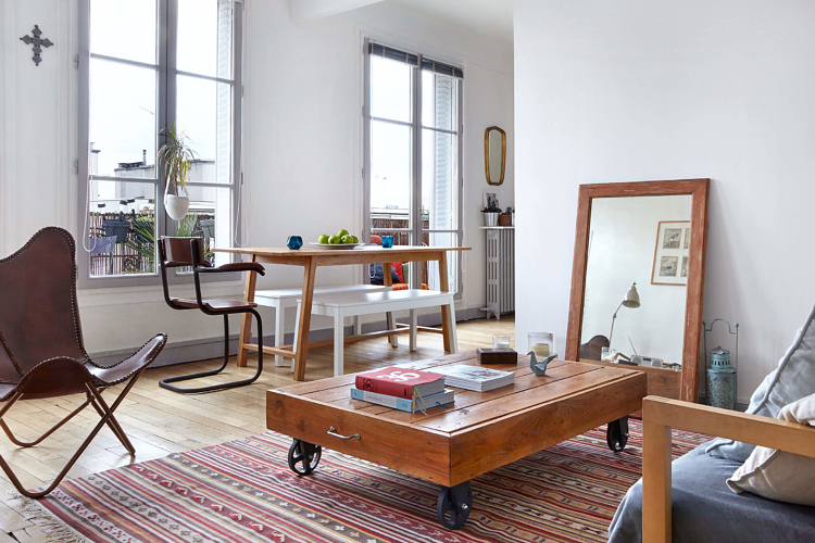 Le salon avec la table basse