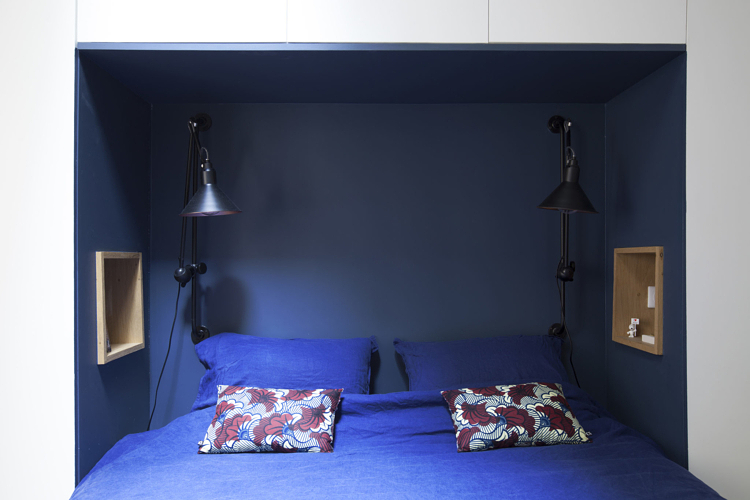 tête lit housse coussin plumes paon rouge lampe gras n°124 chambre bleu sloft sloftmagazine petits intérieurs inspiration déco