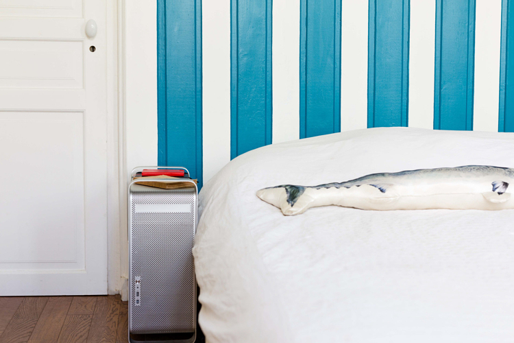 unité centrale Apple table chevet lit chambre parquet petits intérieurs inspiration déco sardine