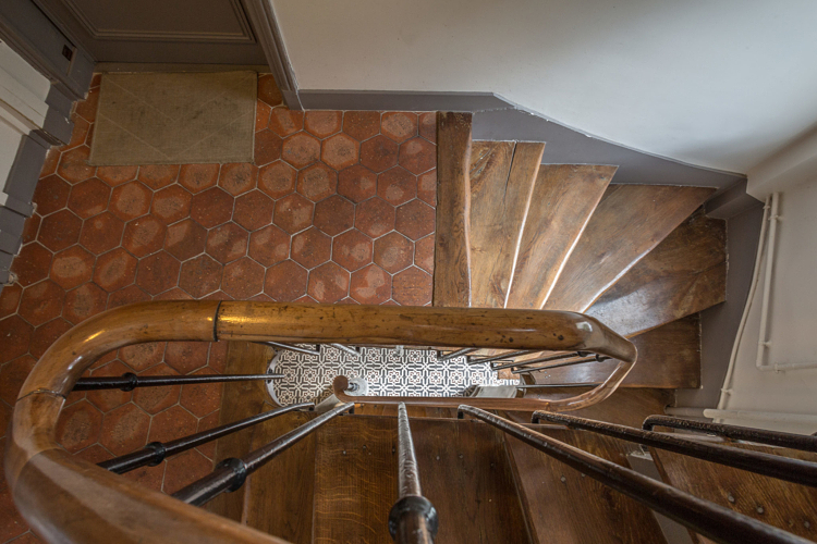 cage d'escalier petits intérieurs inspiration déco bois parquet terre cuite