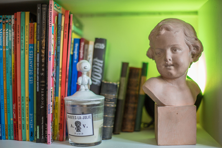 bibliothèque BD statuette bougie petits intérieurs inspiration déco