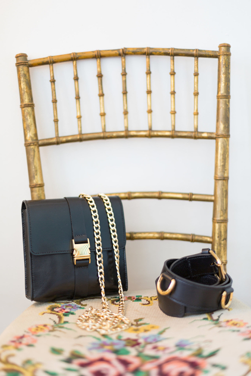 sac à main noir ceinture chaise doré petits intérieurs inspiration déco objets