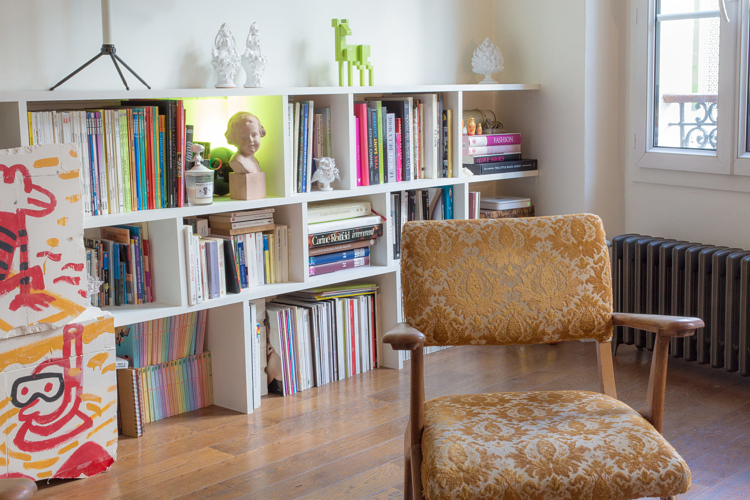 bibliothèque fauteuil velour jaune petits intérieurs inspiration déco salon