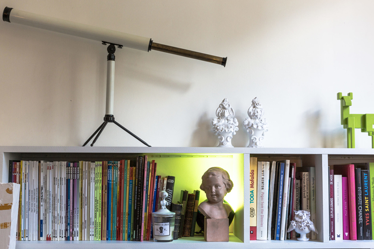 longue vue bibliothèque statuette petits intérieurs inspiration déco bougie