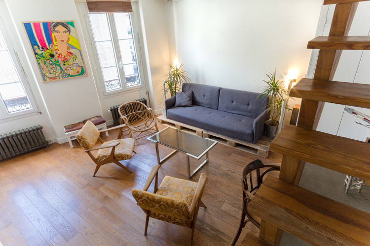 salon canapé petits intérieurs escalier bois parquet fauteuils velour