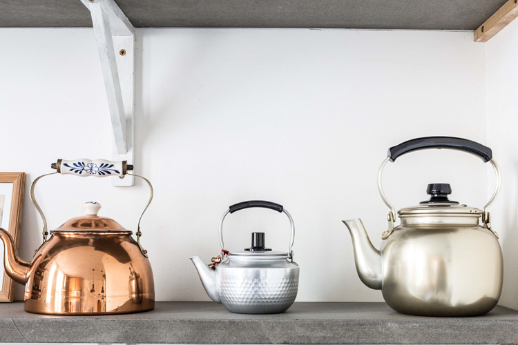 trois théières cuivre cuisine petits intérieurs inspiration déco table 