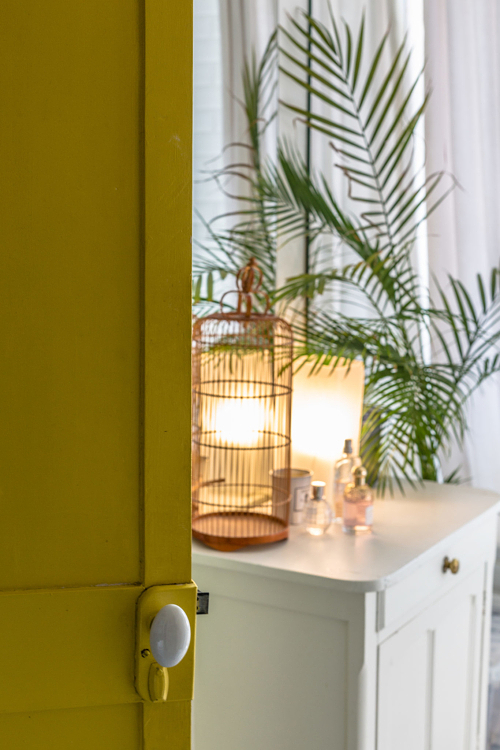 porte jaune curry lampe plante petits intérieurs inspiration déco