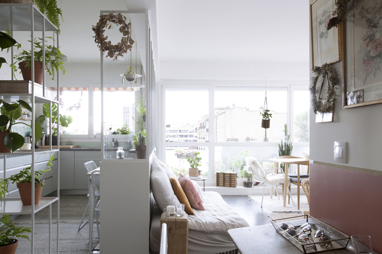 salon cuisine plantes étagères fauteuils balcon petits intérieurs inspiration déco Sloft