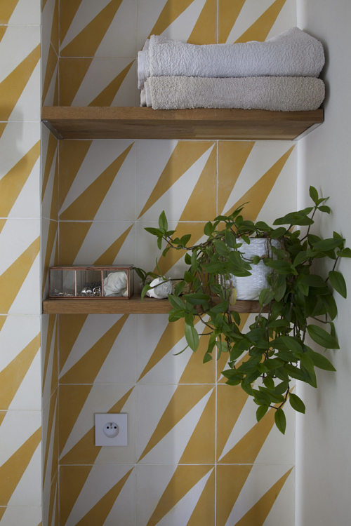 carreaux jaune plante salle de bain