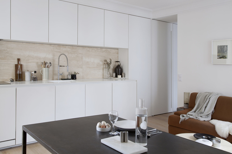 cuisine table à manger salon sel poivre Arne Jacobsen bougie crystal petits intérieurs inspiration déco