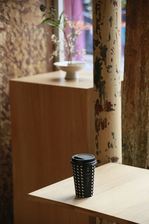 Un gobelet sur la table de chez Laize