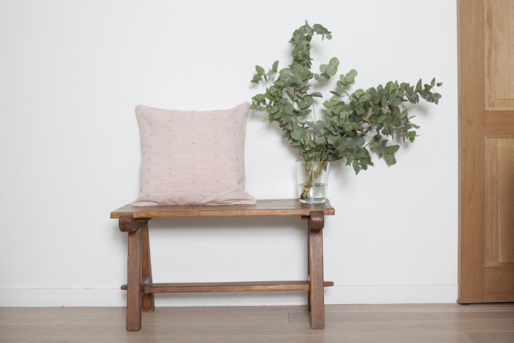 Le coussin sur un banc