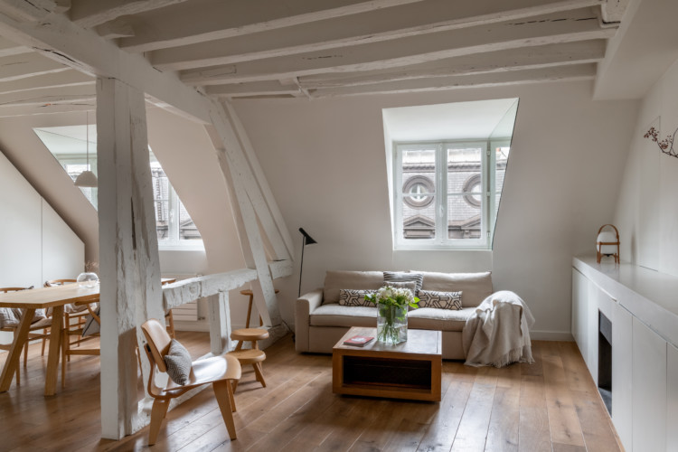 salon sous les toits avec poutres apparentes